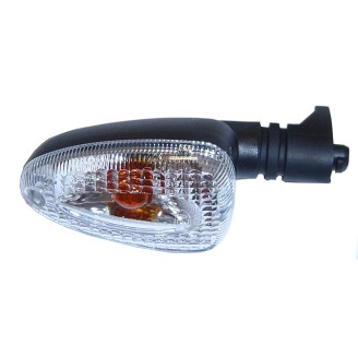 Beleuchtung und Lampen | Scheinwerfer, Rücklichter, Blinker, Streugläser und Lampen sorgen für Sichtbarkeit und Signalisierung auf der Straße, tags wie nachts. Diese Teile nutzen sich ab, brechen bei einem Sturz oder erreichen einfach das Ende der Lampenlebensdauer und müssen durch Teile ersetzt werden, die exakt zum Modell des Fahrzeugs passen.Das Sortiment umfasst komplette Scheinwerfer, Led-Leuchteinheiten, Blinker mit klaren oder farbigen Streugläsern und Lampen verschiedener Ausführungen, für Roller wie Piaggio Vespa, Honda SH, Kymco People und Motorräder wie Moto Guzzi. Erhältlich sind Teile der Marken Siem, RMS, Evok, OSRAM, TRIOM, OKYAMI, CEV und TOPLIGHT. Für die richtige Auswahl Modell und Baujahr prüfen oder die Originalnummer des auszutauschenden Teils vergleichen.