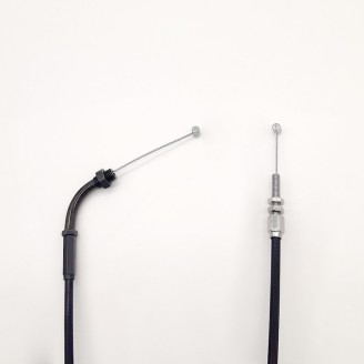Kabel und Verkabelung | Züge und Übertragungen verbinden die Bedienelemente am Lenker mit Motor und Instrumenten: Sie öffnen und schließen das Gas, betätigen den Starter, treiben den Tacho an und bei manchen Dreirädern den Rückwärtsgang. Mit der Zeit dehnen sie sich oder blockieren, was das Fahren ungenau und unsicher macht.Hier finden Sie Gaszüge, Tachowellen, Starterzüge und Kabeldurchführungen der Marken RMS, Rms Classic, Domino, Magneti Marelli, OKYAMI, Magura, Evok und ECIE. Die passende Wahl erfolgt nach Modell und Hubraum, durch Vergleich von Länge und Anschlüssen mit dem Original oder anhand der Teilenummer des verbauten Zugs.