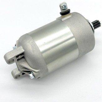 Anlasser | Der Anlasser ist das elektrische Bauteil, das die Kurbelwelle zum Starten des Motors dreht und den Kickstart ersetzt. Abgenutzte Kohlebürsten oder ein defekter Bürstenhalter führen oft zu schwerem oder ausbleibendem Anlassen.Hier finden Sie Anlasser und Bürstenhalter für Roller und Motorräder verschiedener Hubraumklassen, von Marken wie MAGNETI MARELLI, RMS, WAI, ARROWHEAD, OKYAMI, MITSUBA, Rms Classic und DUCATI ENERGIA. Prüfen Sie Modell und Baujahr Ihres Fahrzeugs oder vergleichen Sie den Originalcode auf dem auszutauschenden Anlasser, um das passende Teil zu wählen.