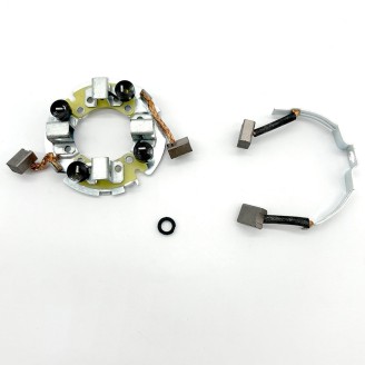 Démarreurs | Le démarreur est le composant électrique qui entraîne le vilebrequin pour lancer le moteur, évitant le démarrage au kick. Des balais usés ou un porte-balais défectueux provoquent souvent un démarrage difficile ou impossible.Vous trouverez ici des démarreurs et porte-balais pour scooters et motos de nombreuses cylindrées, de marques comme MAGNETI MARELLI, RMS, WAI, ARROWHEAD, OKYAMI, MITSUBA, Rms Classic et DUCATI ENERGIA. Pour choisir la bonne pièce, vérifiez le modèle et l'année de votre véhicule, ou comparez le code d'origine indiqué sur le démarreur à remplacer.