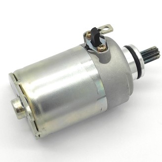 Anlasser | Der Anlasser ist das elektrische Bauteil, das die Kurbelwelle zum Starten des Motors dreht und den Kickstart ersetzt. Abgenutzte Kohlebürsten oder ein defekter Bürstenhalter führen oft zu schwerem oder ausbleibendem Anlassen.Hier finden Sie Anlasser und Bürstenhalter für Roller und Motorräder verschiedener Hubraumklassen, von Marken wie MAGNETI MARELLI, RMS, WAI, ARROWHEAD, OKYAMI, MITSUBA, Rms Classic und DUCATI ENERGIA. Prüfen Sie Modell und Baujahr Ihres Fahrzeugs oder vergleichen Sie den Originalcode auf dem auszutauschenden Anlasser, um das passende Teil zu wählen.