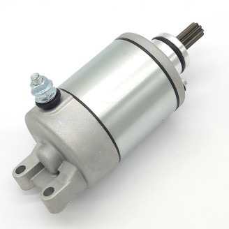Motores de Arranque | El motor de arranque es el componente eléctrico que hace girar el cigüeñal para poner en marcha el motor, evitando el arranque a patada. Unas escobillas gastadas o un portaescobillas defectuoso suelen causar un arranque difícil o nulo.Aquí encuentras motores de arranque y portaescobillas para scooters y motos de varias cilindradas, de marcas como MAGNETI MARELLI, RMS, WAI, ARROWHEAD, OKYAMI, MITSUBA, Rms Classic y DUCATI ENERGIA. Para elegir la pieza correcta, comprueba el modelo y el año de tu vehículo, o compara el código original marcado en el motor que vas a sustituir.