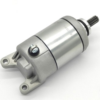 Motores de Arranque | El motor de arranque es el componente eléctrico que hace girar el cigüeñal para poner en marcha el motor, evitando el arranque a patada. Unas escobillas gastadas o un portaescobillas defectuoso suelen causar un arranque difícil o nulo.Aquí encuentras motores de arranque y portaescobillas para scooters y motos de varias cilindradas, de marcas como MAGNETI MARELLI, RMS, WAI, ARROWHEAD, OKYAMI, MITSUBA, Rms Classic y DUCATI ENERGIA. Para elegir la pieza correcta, comprueba el modelo y el año de tu vehículo, o compara el código original marcado en el motor que vas a sustituir.