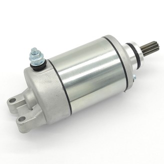 Démarreurs | Le démarreur est le composant électrique qui entraîne le vilebrequin pour lancer le moteur, évitant le démarrage au kick. Des balais usés ou un porte-balais défectueux provoquent souvent un démarrage difficile ou impossible.Vous trouverez ici des démarreurs et porte-balais pour scooters et motos de nombreuses cylindrées, de marques comme MAGNETI MARELLI, RMS, WAI, ARROWHEAD, OKYAMI, MITSUBA, Rms Classic et DUCATI ENERGIA. Pour choisir la bonne pièce, vérifiez le modèle et l'année de votre véhicule, ou comparez le code d'origine indiqué sur le démarreur à remplacer.