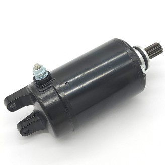 Démarreurs | Le démarreur est le composant électrique qui entraîne le vilebrequin pour lancer le moteur, évitant le démarrage au kick. Des balais usés ou un porte-balais défectueux provoquent souvent un démarrage difficile ou impossible.Vous trouverez ici des démarreurs et porte-balais pour scooters et motos de nombreuses cylindrées, de marques comme MAGNETI MARELLI, RMS, WAI, ARROWHEAD, OKYAMI, MITSUBA, Rms Classic et DUCATI ENERGIA. Pour choisir la bonne pièce, vérifiez le modèle et l'année de votre véhicule, ou comparez le code d'origine indiqué sur le démarreur à remplacer.