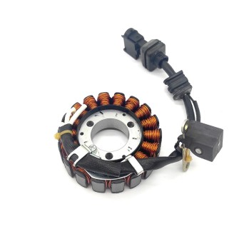 Stators | Le stator est l'élément de l'alternateur qui produit le courant permettant de charger la batterie et d'alimenter le circuit électrique de la moto ou du scooter. S'il est endommagé ou si les bobines sont grillées, la batterie ne se recharge plus et on peut voir des voyants s'allumer ou un manque de courant sur les consommateurs électriques.Dans cette catégorie vous trouvez des stators Magneti Marelli, Electrosport, Tourmax, RMS, RM Stator, Okyami, Rms Classic et WAI pour des scooters comme Sym Symphony, Vespa PK et Ape, et pour des motos comme Suzuki DR et GSX-R, Yamaha YZF-R1 et YZ 250 F, Honda CTX700 et VT Shadow, Triumph Street Triple. Choisissez la pièce en fonction du modèle et de l'année du véhicule ou du code d'origine indiqué sur la pièce à remplacer.