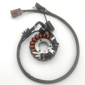 Stators | Le stator est l'élément de l'alternateur qui produit le courant permettant de charger la batterie et d'alimenter le circuit électrique de la moto ou du scooter. S'il est endommagé ou si les bobines sont grillées, la batterie ne se recharge plus et on peut voir des voyants s'allumer ou un manque de courant sur les consommateurs électriques.Dans cette catégorie vous trouvez des stators Magneti Marelli, Electrosport, Tourmax, RMS, RM Stator, Okyami, Rms Classic et WAI pour des scooters comme Sym Symphony, Vespa PK et Ape, et pour des motos comme Suzuki DR et GSX-R, Yamaha YZF-R1 et YZ 250 F, Honda CTX700 et VT Shadow, Triumph Street Triple. Choisissez la pièce en fonction du modèle et de l'année du véhicule ou du code d'origine indiqué sur la pièce à remplacer.