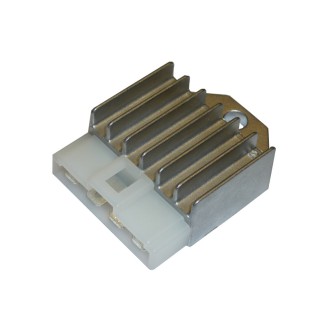 Régulateurs | Le régulateur de tension contrôle la charge envoyée par l'alternateur à la batterie et évite les surtensions qui endommagent le circuit électrique. Un régulateur défectueux entraîne une batterie à plat, des feux instables ou une charge absente, une panne électrique fréquente sur moto et scooter.Cette catégorie regroupe des régulateurs pour scooters, routières, customs et Ape Car, des marques MAGNETI MARELLI, RM STATOR, WAI, ELECTROSPORT, SUN, OKYAMI, TOURMAX et RMS, ainsi que des diodes régulatrices pour alternateurs. Pour choisir la bonne pièce, vérifiez le modèle et l'année de votre engin, ou comparez le code d'origine avec celui indiqué sur la fiche produit.