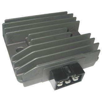 Régulateurs | Le régulateur de tension contrôle la charge envoyée par l'alternateur à la batterie et évite les surtensions qui endommagent le circuit électrique. Un régulateur défectueux entraîne une batterie à plat, des feux instables ou une charge absente, une panne électrique fréquente sur moto et scooter.Cette catégorie regroupe des régulateurs pour scooters, routières, customs et Ape Car, des marques MAGNETI MARELLI, RM STATOR, WAI, ELECTROSPORT, SUN, OKYAMI, TOURMAX et RMS, ainsi que des diodes régulatrices pour alternateurs. Pour choisir la bonne pièce, vérifiez le modèle et l'année de votre engin, ou comparez le code d'origine avec celui indiqué sur la fiche produit.