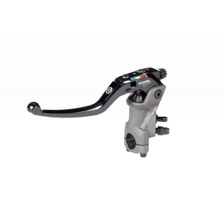 Bremspumpen | Die Bremspumpe erzeugt den hydraulischen Druck, der die Bremsbeläge gegen die Scheibe presst, und ist damit ein zentrales Bauteil für die Bremssicherheit. Bei Motorrädern und Rollern gibt es vordere, hintere und Kupplungspumpen, jede mit eigenen Maßen und Befestigungen.Hier findest du komplette Brems- und Kupplungspumpen sowie Kolben- und Dichtsätze zur Reparatur, von Brembo, Nissin und Magura. Erhältlich sind Ausführungen mit integriertem oder separatem Behälter, unterschiedlichen Lochabständen (etwa 40mm) und Kolbendurchmessern (Ps 11, 12, 13, 19). Zur richtigen Auswahl prüfe das Motorradmodell, den Lochabstand und den Originalcode des verbauten Teils.