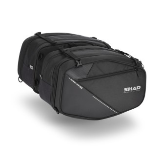 Taschen und Topcases | Topcases, Seitentaschen und Tankrucksäcke schaffen zusätzlichen Stauraum am Motorrad oder Roller und bieten einen sicheren Platz für Helm, Gepäck und persönliche Gegenstände bei täglichen Fahrten oder längeren Touren.Im Sortiment finden sich Shad Topcases in verschiedenen Größen, passgenaue Innentaschen, elastische Gepäcknetze, farbige Cover, Befestigungsplatten und Universalbasen sowie Seitentaschen und Zubehör von Oxford und Biondi. Bei der Auswahl helfen das Modell des eigenen Koffers oder der Tasche, das benötigte Maß oder der Originalcode aus der Produktbeschreibung.