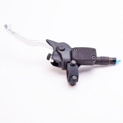 Bremspumpen | Die Bremspumpe erzeugt den hydraulischen Druck, der die Bremsbeläge gegen die Scheibe presst, und ist damit ein zentrales Bauteil für die Bremssicherheit. Bei Motorrädern und Rollern gibt es vordere, hintere und Kupplungspumpen, jede mit eigenen Maßen und Befestigungen.Hier findest du komplette Brems- und Kupplungspumpen sowie Kolben- und Dichtsätze zur Reparatur, von Brembo, Nissin und Magura. Erhältlich sind Ausführungen mit integriertem oder separatem Behälter, unterschiedlichen Lochabständen (etwa 40mm) und Kolbendurchmessern (Ps 11, 12, 13, 19). Zur richtigen Auswahl prüfe das Motorradmodell, den Lochabstand und den Originalcode des verbauten Teils.