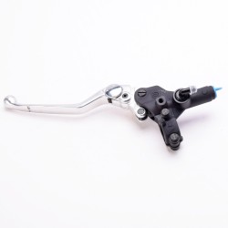 Bombas de Freno | La bomba de freno genera la presión hidráulica que empuja las pastillas contra el disco, siendo un componente clave para la seguridad al frenar. En motos y scooters se usan bombas delanteras, traseras y de embrague, cada una con sus propias medidas y fijaciones.En esta categoría encuentras bombas de freno y embrague completas, además de kits de pistón y juntas para la reparación, de las marcas Brembo, Nissin y Magura. Hay versiones con depósito integrado o separado, distintos entre ejes (como 40mm) y diámetros de pistón (Ps 11, 12, 13, 19). Para elegir la correcta, comprueba el modelo de la moto, el entre ejes de fijación y el código original de la pieza montada.