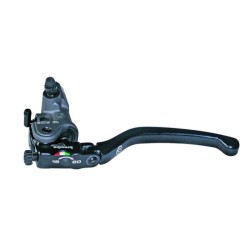 Bremspumpen | Die Bremspumpe erzeugt den hydraulischen Druck, der die Bremsbeläge gegen die Scheibe presst, und ist damit ein zentrales Bauteil für die Bremssicherheit. Bei Motorrädern und Rollern gibt es vordere, hintere und Kupplungspumpen, jede mit eigenen Maßen und Befestigungen.Hier findest du komplette Brems- und Kupplungspumpen sowie Kolben- und Dichtsätze zur Reparatur, von Brembo, Nissin und Magura. Erhältlich sind Ausführungen mit integriertem oder separatem Behälter, unterschiedlichen Lochabständen (etwa 40mm) und Kolbendurchmessern (Ps 11, 12, 13, 19). Zur richtigen Auswahl prüfe das Motorradmodell, den Lochabstand und den Originalcode des verbauten Teils.