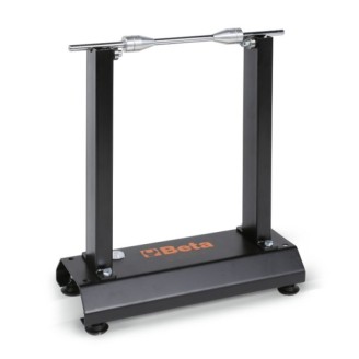 Bancos y Equipamiento | Esta categoría reúne el equipamiento para trabajar en el taller con motos y scooters: desmontables para retirar los neumáticos, equilibradoras estáticas para equilibrar las ruedas, cubetas de lavado para limpiar los componentes y tornillos de banco para sujetar las piezas durante el trabajo.La gama incluye productos BETA, RIDE-UP y Fervi, como desmontavávulas, varillas equilibradoras en distintos diámetros, casquillos hexagonales para buje de rueda y cubetas de recogida de líquidos. La elección depende del tipo de trabajo a realizar, de la medida necesaria, como el diámetro de la varilla equilibradora, o del modelo de la moto, como en el casquillo específico para Ducati.