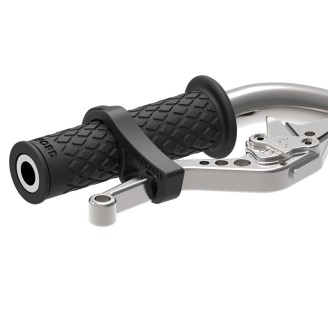 Autre | Cette catégorie regroupe des accessoires et petits composants qui n'entrent pas dans une famille précise mais qui servent à compléter ou protéger la moto : autocollants, porte-clés, bloque-levier de frein, déflecteurs, verres de protection de phare et autres détails utiles pour l'entretien du véhicule.La boutique propose des articles de marques comme OXFORD, BIONDI, ARIETE, KOSO, CASTROL et CASTROL CLASSIC, parmi lesquels des montres digitales, des protections de réservoir, des plaques et des piles de rechange pour antivols. Pour choisir la bonne pièce, il convient de vérifier le modèle de la moto, la mesure requise ou le code d'origine indiqué sur la fiche produit.