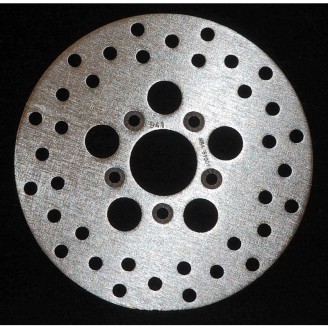 Bremsscheiben | Die Bremsscheibe ist das Bauteil, auf das die Bremsbeläge wirken, um das Rad abzubremsen: Material und Dicke bestimmen die Bremskraft und deren Konstanz, besonders wenn sich die Scheibe bei starker Beanspruchung erhitzt. Eine verschlissene oder verzogene Scheibe verlängert den Bremsweg und kann Vibrationen am Hebel oder Pedal verursachen.Im Sortiment findest du vordere und hintere Bremsscheiben für Motorräder und Roller verschiedener Hubräume, von EBC, Ferodo, Brembo, GRIMECA und RMS, fest oder schwimmend gelagert. Zur richtigen Wahl gibst du Modell und Baujahr deines Fahrzeugs an oder prüfst den Originalcode bzw. die Maße der montierten Scheibe, um Fehler bei Durchmesser oder Lochkreis zu vermeiden.