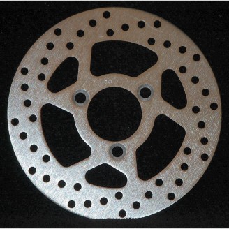 Bremsscheiben | Die Bremsscheibe ist das Bauteil, auf das die Bremsbeläge wirken, um das Rad abzubremsen: Material und Dicke bestimmen die Bremskraft und deren Konstanz, besonders wenn sich die Scheibe bei starker Beanspruchung erhitzt. Eine verschlissene oder verzogene Scheibe verlängert den Bremsweg und kann Vibrationen am Hebel oder Pedal verursachen.Im Sortiment findest du vordere und hintere Bremsscheiben für Motorräder und Roller verschiedener Hubräume, von EBC, Ferodo, Brembo, GRIMECA und RMS, fest oder schwimmend gelagert. Zur richtigen Wahl gibst du Modell und Baujahr deines Fahrzeugs an oder prüfst den Originalcode bzw. die Maße der montierten Scheibe, um Fehler bei Durchmesser oder Lochkreis zu vermeiden.
