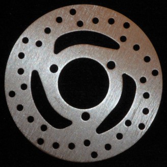 Bremsscheiben | Die Bremsscheibe ist das Bauteil, auf das die Bremsbeläge wirken, um das Rad abzubremsen: Material und Dicke bestimmen die Bremskraft und deren Konstanz, besonders wenn sich die Scheibe bei starker Beanspruchung erhitzt. Eine verschlissene oder verzogene Scheibe verlängert den Bremsweg und kann Vibrationen am Hebel oder Pedal verursachen.Im Sortiment findest du vordere und hintere Bremsscheiben für Motorräder und Roller verschiedener Hubräume, von EBC, Ferodo, Brembo, GRIMECA und RMS, fest oder schwimmend gelagert. Zur richtigen Wahl gibst du Modell und Baujahr deines Fahrzeugs an oder prüfst den Originalcode bzw. die Maße der montierten Scheibe, um Fehler bei Durchmesser oder Lochkreis zu vermeiden.