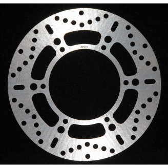Bremsscheiben | Die Bremsscheibe ist das Bauteil, auf das die Bremsbeläge wirken, um das Rad abzubremsen: Material und Dicke bestimmen die Bremskraft und deren Konstanz, besonders wenn sich die Scheibe bei starker Beanspruchung erhitzt. Eine verschlissene oder verzogene Scheibe verlängert den Bremsweg und kann Vibrationen am Hebel oder Pedal verursachen.Im Sortiment findest du vordere und hintere Bremsscheiben für Motorräder und Roller verschiedener Hubräume, von EBC, Ferodo, Brembo, GRIMECA und RMS, fest oder schwimmend gelagert. Zur richtigen Wahl gibst du Modell und Baujahr deines Fahrzeugs an oder prüfst den Originalcode bzw. die Maße der montierten Scheibe, um Fehler bei Durchmesser oder Lochkreis zu vermeiden.