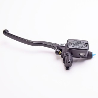 Bombas de Freno | La bomba de freno genera la presión hidráulica que empuja las pastillas contra el disco, siendo un componente clave para la seguridad al frenar. En motos y scooters se usan bombas delanteras, traseras y de embrague, cada una con sus propias medidas y fijaciones.En esta categoría encuentras bombas de freno y embrague completas, además de kits de pistón y juntas para la reparación, de las marcas Brembo, Nissin y Magura. Hay versiones con depósito integrado o separado, distintos entre ejes (como 40mm) y diámetros de pistón (Ps 11, 12, 13, 19). Para elegir la correcta, comprueba el modelo de la moto, el entre ejes de fijación y el código original de la pieza montada.