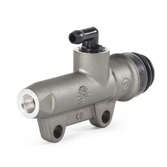 Bremspumpen | Die Bremspumpe erzeugt den hydraulischen Druck, der die Bremsbeläge gegen die Scheibe presst, und ist damit ein zentrales Bauteil für die Bremssicherheit. Bei Motorrädern und Rollern gibt es vordere, hintere und Kupplungspumpen, jede mit eigenen Maßen und Befestigungen.Hier findest du komplette Brems- und Kupplungspumpen sowie Kolben- und Dichtsätze zur Reparatur, von Brembo, Nissin und Magura. Erhältlich sind Ausführungen mit integriertem oder separatem Behälter, unterschiedlichen Lochabständen (etwa 40mm) und Kolbendurchmessern (Ps 11, 12, 13, 19). Zur richtigen Auswahl prüfe das Motorradmodell, den Lochabstand und den Originalcode des verbauten Teils.