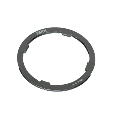 Caja de Cambios | La caja de cambios transmite la potencia del motor a la rueda trasera y permite adaptar la marcha a la conducción. Engranajes, ejes, crucetas o separadores desgastados provocan cambios duros, ruido o saltos de marcha, y conviene sustituirlos cuando aparecen estos síntomas.Aquí encuentras piezas de caja de cambios para Vespa y Piaggio: engranajes, ejes primarios y de cambio, preselectores, crucetas, separadores de ajuste y kits de rueda, de las marcas Rms Classic, Evok, Easy y RMS. Para elegir la pieza correcta comprueba el modelo y la cilindrada del scooter, el espesor o número de dientes necesario, y compara con el código original.