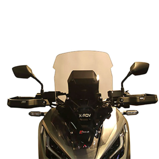 Windschilde und Verkleidungsscheiben | Windschilde und Verkleidungsscheiben schützen den Fahrer vor Fahrtwind und verbessern die Aerodynamik von Roller oder Motorrad. Sie verringern den Luftwiderstand während der Fahrt und mindern die Ermüdung auf längeren Strecken, erhältlich in hoher, niedriger oder getönter Ausführung je nach Einsatz.Das Sortiment umfasst Windschilde, Verkleidungsscheiben und Montagekits der Marken FACO und BIONDI, passend für Modelle wie Honda SH, Piaggio Zip und MP3, Yamaha YZF-R 125, Peugeot Geopolis und Fantic Scrambler. Für die richtige Wahl sollte man Modell und Baujahr des Fahrzeugs, den Hubraum und, wenn vorhanden, die Originalnummer auf der Produktseite prüfen.