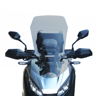 Windschilde und Verkleidungsscheiben | Windschilde und Verkleidungsscheiben schützen den Fahrer vor Fahrtwind und verbessern die Aerodynamik von Roller oder Motorrad. Sie verringern den Luftwiderstand während der Fahrt und mindern die Ermüdung auf längeren Strecken, erhältlich in hoher, niedriger oder getönter Ausführung je nach Einsatz.Das Sortiment umfasst Windschilde, Verkleidungsscheiben und Montagekits der Marken FACO und BIONDI, passend für Modelle wie Honda SH, Piaggio Zip und MP3, Yamaha YZF-R 125, Peugeot Geopolis und Fantic Scrambler. Für die richtige Wahl sollte man Modell und Baujahr des Fahrzeugs, den Hubraum und, wenn vorhanden, die Originalnummer auf der Produktseite prüfen.