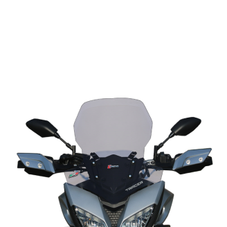 Windschilde und Verkleidungsscheiben | Windschilde und Verkleidungsscheiben schützen den Fahrer vor Fahrtwind und verbessern die Aerodynamik von Roller oder Motorrad. Sie verringern den Luftwiderstand während der Fahrt und mindern die Ermüdung auf längeren Strecken, erhältlich in hoher, niedriger oder getönter Ausführung je nach Einsatz.Das Sortiment umfasst Windschilde, Verkleidungsscheiben und Montagekits der Marken FACO und BIONDI, passend für Modelle wie Honda SH, Piaggio Zip und MP3, Yamaha YZF-R 125, Peugeot Geopolis und Fantic Scrambler. Für die richtige Wahl sollte man Modell und Baujahr des Fahrzeugs, den Hubraum und, wenn vorhanden, die Originalnummer auf der Produktseite prüfen.
