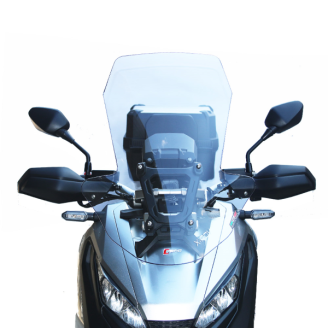 Windschilde und Verkleidungsscheiben | Windschilde und Verkleidungsscheiben schützen den Fahrer vor Fahrtwind und verbessern die Aerodynamik von Roller oder Motorrad. Sie verringern den Luftwiderstand während der Fahrt und mindern die Ermüdung auf längeren Strecken, erhältlich in hoher, niedriger oder getönter Ausführung je nach Einsatz.Das Sortiment umfasst Windschilde, Verkleidungsscheiben und Montagekits der Marken FACO und BIONDI, passend für Modelle wie Honda SH, Piaggio Zip und MP3, Yamaha YZF-R 125, Peugeot Geopolis und Fantic Scrambler. Für die richtige Wahl sollte man Modell und Baujahr des Fahrzeugs, den Hubraum und, wenn vorhanden, die Originalnummer auf der Produktseite prüfen.