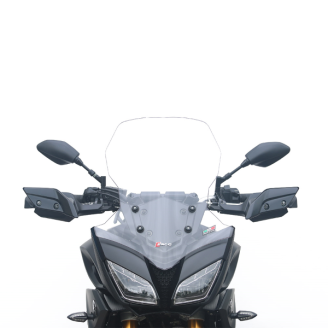 Windschilde und Verkleidungsscheiben | Windschilde und Verkleidungsscheiben schützen den Fahrer vor Fahrtwind und verbessern die Aerodynamik von Roller oder Motorrad. Sie verringern den Luftwiderstand während der Fahrt und mindern die Ermüdung auf längeren Strecken, erhältlich in hoher, niedriger oder getönter Ausführung je nach Einsatz.Das Sortiment umfasst Windschilde, Verkleidungsscheiben und Montagekits der Marken FACO und BIONDI, passend für Modelle wie Honda SH, Piaggio Zip und MP3, Yamaha YZF-R 125, Peugeot Geopolis und Fantic Scrambler. Für die richtige Wahl sollte man Modell und Baujahr des Fahrzeugs, den Hubraum und, wenn vorhanden, die Originalnummer auf der Produktseite prüfen.