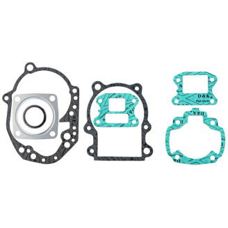 Dichtungen | Dichtungen sorgen für die Abdichtung zwischen den Motorbauteilen und verhindern Öllecks oder Kompressionsverlust zwischen Kurbelgehäuse, Zylinder, Kopf und Statordeckel. Sie sind Verschleißteile, die bei jeder Motoröffnung erneuert werden müssen, sei es bei der normalen Wartung oder bei einer Motorrevision.Das Sortiment umfasst Statordichtungen, komplette Dichtungssätze für Motor und Top-End, Zylinderfuß- und Auspuffdichtungen sowie Dichtungspapier in verschiedenen Stärken zum Zuschneiden. Erhältlich sind die Marken Artein, RMS, RMS Classic, Evok, Goetze und Athena. Die Auswahl erfolgt nach Modell und Hubraum des Fahrzeugs, nach benötigter Stärke oder anhand der Original-Teilenummer.