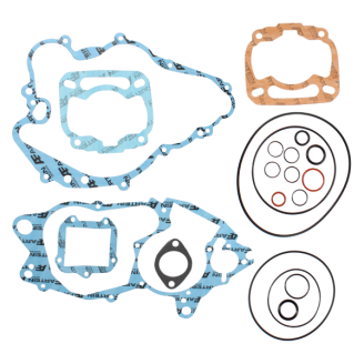 Dichtungen | Dichtungen sorgen für die Abdichtung zwischen den Motorbauteilen und verhindern Öllecks oder Kompressionsverlust zwischen Kurbelgehäuse, Zylinder, Kopf und Statordeckel. Sie sind Verschleißteile, die bei jeder Motoröffnung erneuert werden müssen, sei es bei der normalen Wartung oder bei einer Motorrevision.Das Sortiment umfasst Statordichtungen, komplette Dichtungssätze für Motor und Top-End, Zylinderfuß- und Auspuffdichtungen sowie Dichtungspapier in verschiedenen Stärken zum Zuschneiden. Erhältlich sind die Marken Artein, RMS, RMS Classic, Evok, Goetze und Athena. Die Auswahl erfolgt nach Modell und Hubraum des Fahrzeugs, nach benötigter Stärke oder anhand der Original-Teilenummer.