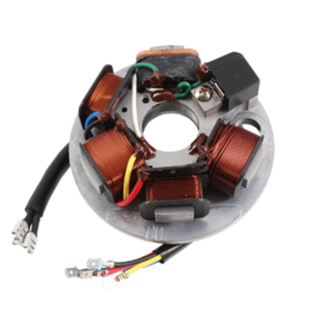 Statoren | Der Stator ist der Teil der Lichtmaschine, der den Strom erzeugt, um die Batterie zu laden und die elektrische Anlage von Motorrad oder Roller zu versorgen. Ist er defekt oder sind die Spulen durchgebrannt, lädt die Batterie nicht mehr, es können Warnleuchten aufleuchten oder Verbraucher ohne Strom bleiben.In dieser Kategorie finden Sie Statoren von Magneti Marelli, Electrosport, Tourmax, RMS, RM Stator, Okyami, Rms Classic und WAI für Roller wie Sym Symphony, Vespa PK und Ape, sowie für Motorräder wie Suzuki DR und GSX-R, Yamaha YZF-R1 und YZ 250 F, Honda CTX700 und VT Shadow, Triumph Street Triple. Wählen Sie das passende Teil nach Modell und Baujahr des Fahrzeugs oder nach der Originalnummer auf dem zu ersetzenden Teil.