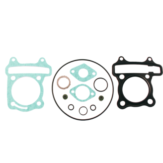 Dichtungen | Dichtungen sorgen für die Abdichtung zwischen den Motorbauteilen und verhindern Öllecks oder Kompressionsverlust zwischen Kurbelgehäuse, Zylinder, Kopf und Statordeckel. Sie sind Verschleißteile, die bei jeder Motoröffnung erneuert werden müssen, sei es bei der normalen Wartung oder bei einer Motorrevision.Das Sortiment umfasst Statordichtungen, komplette Dichtungssätze für Motor und Top-End, Zylinderfuß- und Auspuffdichtungen sowie Dichtungspapier in verschiedenen Stärken zum Zuschneiden. Erhältlich sind die Marken Artein, RMS, RMS Classic, Evok, Goetze und Athena. Die Auswahl erfolgt nach Modell und Hubraum des Fahrzeugs, nach benötigter Stärke oder anhand der Original-Teilenummer.