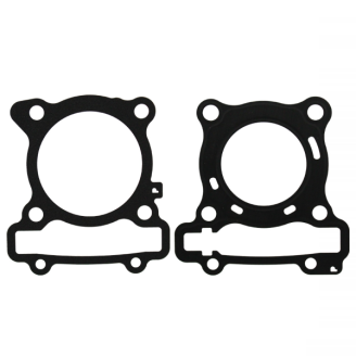 Dichtungen | Dichtungen sorgen für die Abdichtung zwischen den Motorbauteilen und verhindern Öllecks oder Kompressionsverlust zwischen Kurbelgehäuse, Zylinder, Kopf und Statordeckel. Sie sind Verschleißteile, die bei jeder Motoröffnung erneuert werden müssen, sei es bei der normalen Wartung oder bei einer Motorrevision.Das Sortiment umfasst Statordichtungen, komplette Dichtungssätze für Motor und Top-End, Zylinderfuß- und Auspuffdichtungen sowie Dichtungspapier in verschiedenen Stärken zum Zuschneiden. Erhältlich sind die Marken Artein, RMS, RMS Classic, Evok, Goetze und Athena. Die Auswahl erfolgt nach Modell und Hubraum des Fahrzeugs, nach benötigter Stärke oder anhand der Original-Teilenummer.