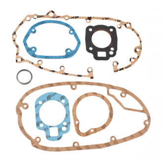 Dichtungen | Dichtungen sorgen für die Abdichtung zwischen den Motorbauteilen und verhindern Öllecks oder Kompressionsverlust zwischen Kurbelgehäuse, Zylinder, Kopf und Statordeckel. Sie sind Verschleißteile, die bei jeder Motoröffnung erneuert werden müssen, sei es bei der normalen Wartung oder bei einer Motorrevision.Das Sortiment umfasst Statordichtungen, komplette Dichtungssätze für Motor und Top-End, Zylinderfuß- und Auspuffdichtungen sowie Dichtungspapier in verschiedenen Stärken zum Zuschneiden. Erhältlich sind die Marken Artein, RMS, RMS Classic, Evok, Goetze und Athena. Die Auswahl erfolgt nach Modell und Hubraum des Fahrzeugs, nach benötigter Stärke oder anhand der Original-Teilenummer.