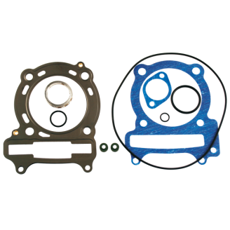 Dichtungen | Dichtungen sorgen für die Abdichtung zwischen den Motorbauteilen und verhindern Öllecks oder Kompressionsverlust zwischen Kurbelgehäuse, Zylinder, Kopf und Statordeckel. Sie sind Verschleißteile, die bei jeder Motoröffnung erneuert werden müssen, sei es bei der normalen Wartung oder bei einer Motorrevision.Das Sortiment umfasst Statordichtungen, komplette Dichtungssätze für Motor und Top-End, Zylinderfuß- und Auspuffdichtungen sowie Dichtungspapier in verschiedenen Stärken zum Zuschneiden. Erhältlich sind die Marken Artein, RMS, RMS Classic, Evok, Goetze und Athena. Die Auswahl erfolgt nach Modell und Hubraum des Fahrzeugs, nach benötigter Stärke oder anhand der Original-Teilenummer.