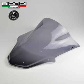 Pare-brises et Bulles | Les pare-brises et bulles protègent le pilote du vent et améliorent l'aérodynamisme du deux-roues. Ils réduisent la résistance à l'air pendant la conduite et limitent la fatigue sur les longs trajets, en version haute, basse ou fumée selon l'usage.Le catalogue propose des pare-brises, bulles et kits de fixation des marques FACO et BIONDI, pour des modèles comme Honda SH, Piaggio Zip et MP3, Yamaha YZF-R 125, Peugeot Geopolis et Fantic Scrambler. Pour choisir la bonne pièce, il faut vérifier le modèle et l'année du véhicule, la cylindrée et, si disponible, le code d'origine indiqué sur la fiche produit.
