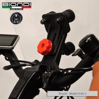 Parabrisas y Cúpulas | Los parabrisas y cúpulas protegen al conductor del viento y mejoran la aerodinámica del scooter o la moto. Reducen la resistencia del aire durante la marcha y disminuyen la fatiga en trayectos largos, disponibles en versión alta, baja o ahumada según el uso.El catálogo incluye parabrisas, cúpulas y kits de fijación de las marcas FACO y BIONDI, para modelos como Honda SH, Piaggio Zip y MP3, Yamaha YZF-R 125, Peugeot Geopolis y Fantic Scrambler. Para elegir la pieza correcta conviene comprobar el modelo y el año de la moto, la cilindrada y, cuando esté disponible, el código original indicado en la ficha del producto.