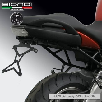 Supports de Plaque | Le support de plaque maintient la plaque d'immatriculation en position correcte à l'arrière de la moto, en intégrant souvent le feu stop ou les clignotants. C'est une pièce exposée aux chocs et aux vibrations, à remplacer par un modèle adapté pour rester en règle et garder une ligne arrière soignée.Cette catégorie propose des supports de plaque BIONDI, réglables ou spécifiques, en aluminium ou en plastique résistant, certains avec feu stop intégré. Le choix se fait selon le modèle et l'année de la moto, par exemple Yamaha T-Max, Suzuki GSX-R, Honda CBR ou Kawasaki Ninja ZX-6R, en vérifiant la compatibilité avec sa version exacte.