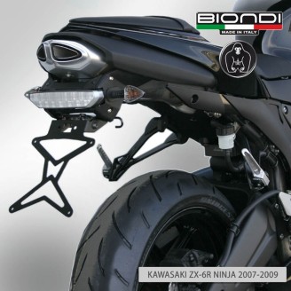 Supports de Plaque | Le support de plaque maintient la plaque d'immatriculation en position correcte à l'arrière de la moto, en intégrant souvent le feu stop ou les clignotants. C'est une pièce exposée aux chocs et aux vibrations, à remplacer par un modèle adapté pour rester en règle et garder une ligne arrière soignée.Cette catégorie propose des supports de plaque BIONDI, réglables ou spécifiques, en aluminium ou en plastique résistant, certains avec feu stop intégré. Le choix se fait selon le modèle et l'année de la moto, par exemple Yamaha T-Max, Suzuki GSX-R, Honda CBR ou Kawasaki Ninja ZX-6R, en vérifiant la compatibilité avec sa version exacte.