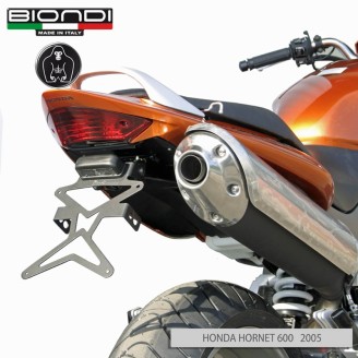 Supports de Plaque | Le support de plaque maintient la plaque d'immatriculation en position correcte à l'arrière de la moto, en intégrant souvent le feu stop ou les clignotants. C'est une pièce exposée aux chocs et aux vibrations, à remplacer par un modèle adapté pour rester en règle et garder une ligne arrière soignée.Cette catégorie propose des supports de plaque BIONDI, réglables ou spécifiques, en aluminium ou en plastique résistant, certains avec feu stop intégré. Le choix se fait selon le modèle et l'année de la moto, par exemple Yamaha T-Max, Suzuki GSX-R, Honda CBR ou Kawasaki Ninja ZX-6R, en vérifiant la compatibilité avec sa version exacte.