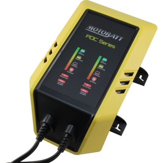 Chargeurs de Batterie | Le chargeur de batterie sert à recharger ou maintenir la charge de la batterie d'une moto ou d'un scooter, surtout lors des arrêts prolongés. Un mainteneur évite la sulfatation des plaques et prolonge la durée de vie de la batterie, tandis qu'un testeur permet de vérifier l'état de charge et le fonctionnement de l'alternateur avant l'apparition de soucis de démarrage.Cette catégorie regroupe des chargeurs et mainteneurs Genius, Motobatt, Oxford, Osram et Marelli, ainsi que des testeurs multifonctions BS-Battery pour batterie et alternateur. Le choix se fait selon la capacité de la batterie en Ah, la tension (12V) et l'usage prévu : entretien occasionnel, charge rapide ou diagnostic. Vérifiez toujours le modèle de votre moto et le code d'origine de la batterie avant l'achat.