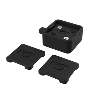 Supports Téléphone | Le support téléphone maintient le smartphone ou le GPS fixé sur le guidon ou la tige du rétroviseur, bien visible pendant la conduite. Il permet de suivre l'itinéraire, répondre aux appels ou consulter une application sans sortir le téléphone de la poche.Vous trouverez ici des fixations Cliqr, des prises DIN, des supports de rétroviseur avec housse étanche et des rallonges pour prise d'air des marques OXFORD et SHAD. Le choix dépend du point de fixation de votre moto (guidon, rétroviseur, prise d'air), du diamètre du tube et de la taille de votre téléphone.