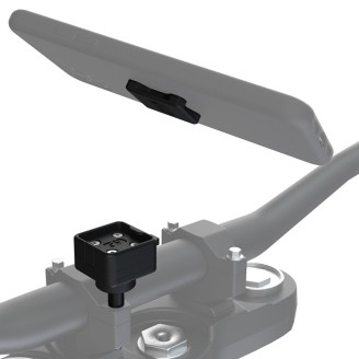Supports Téléphone | Le support téléphone maintient le smartphone ou le GPS fixé sur le guidon ou la tige du rétroviseur, bien visible pendant la conduite. Il permet de suivre l'itinéraire, répondre aux appels ou consulter une application sans sortir le téléphone de la poche.Vous trouverez ici des fixations Cliqr, des prises DIN, des supports de rétroviseur avec housse étanche et des rallonges pour prise d'air des marques OXFORD et SHAD. Le choix dépend du point de fixation de votre moto (guidon, rétroviseur, prise d'air), du diamètre du tube et de la taille de votre téléphone.