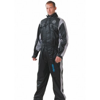 Equipamiento | El equipamiento incluye prendas y accesorios pensados para conducir moto o scooter: trajes y pantalones de lluvia, chalecos de alta visibilidad, cinturones reflectantes, máscaras y cubrepiernas. Protegen del frío y la lluvia y hacen al conductor más visible en el tráfico.El catálogo reúne artículos de OXFORD, SHAD, BIONDI, ARIETE, RMS, Evok, BKR y Rms Classic, desde camisetas técnicas hasta trajes Bone Dry, pasando por protectores de cremallera y tiras reflectantes de muñeca. Para elegir bien conviene revisar la talla indicada (S, M, L, XXXL), el modelo de moto o scooter compatible, como los cubrepiernas para Aprilia Scarabeo, y el código original cuando aparece.