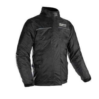 Equipamiento | El equipamiento incluye prendas y accesorios pensados para conducir moto o scooter: trajes y pantalones de lluvia, chalecos de alta visibilidad, cinturones reflectantes, máscaras y cubrepiernas. Protegen del frío y la lluvia y hacen al conductor más visible en el tráfico.El catálogo reúne artículos de OXFORD, SHAD, BIONDI, ARIETE, RMS, Evok, BKR y Rms Classic, desde camisetas técnicas hasta trajes Bone Dry, pasando por protectores de cremallera y tiras reflectantes de muñeca. Para elegir bien conviene revisar la talla indicada (S, M, L, XXXL), el modelo de moto o scooter compatible, como los cubrepiernas para Aprilia Scarabeo, y el código original cuando aparece.