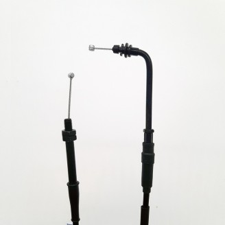 Câbles et Câblage | Les câbles et transmissions relient les commandes du guidon au moteur et aux instruments: ils ouvrent et ferment les gaz, actionnent le starter, entraînent le compteur de vitesse et, sur certains trois-roues, la marche arrière. En s'usant, ils s'allongent ou se bloquent, rendant la conduite imprécise, voire dangereuse.Vous trouverez ici des câbles d'accélérateur, des transmissions de compteur, des câbles de starter et des passe-câbles électriques, des marques RMS, Rms Classic, Domino, Magneti Marelli, OKYAMI, Magura, Evok et ECIE. Choisissez la pièce selon le modèle et la cylindrée, en vérifiant la longueur et les fixations d'origine ou en comparant le code de la pièce montée.